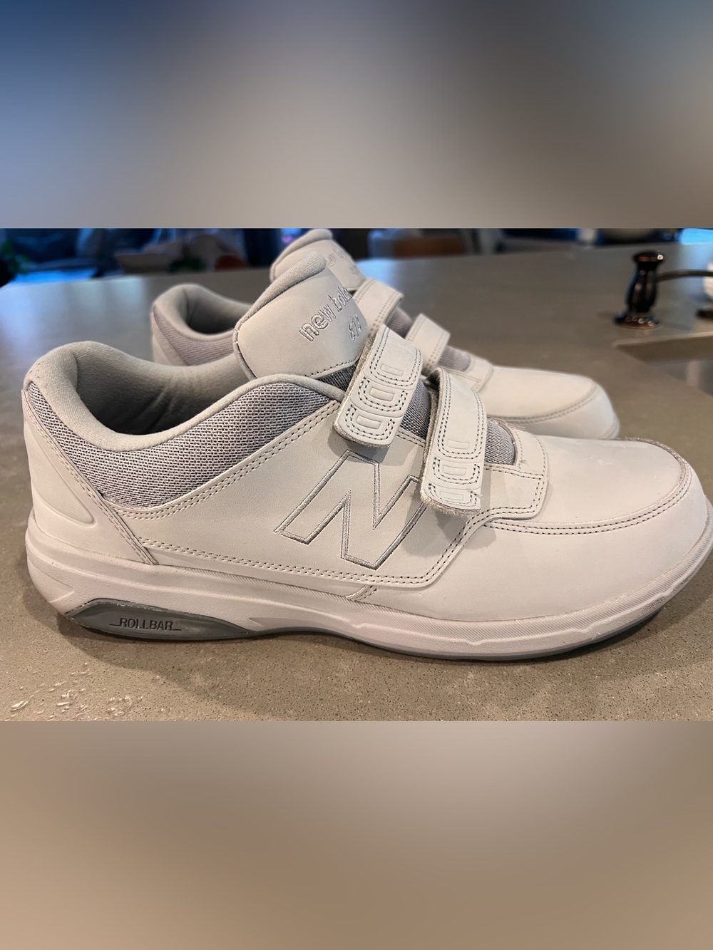 New Balance men’s Velcro strap Comfort Sneakers - grey size 10,5 D